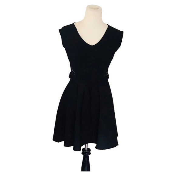 Monteau Dresses & Skirts - Monteau solid black mini dress in size M
